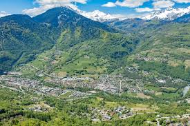 Vue panoramique d'Aigueblanche et de la vallée de la Tarentaise en Savoie avec montagnes enneigées