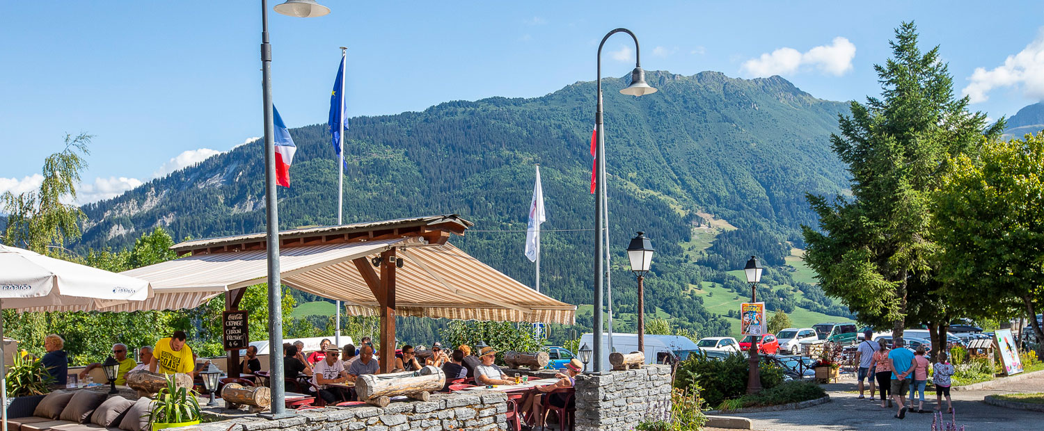 Vue panoramique de Doucy-Combelouvière, village de ski en Savoie avec chalets traditionnels et montagnes enneigées
