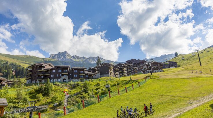 Station de ski Valmorel vue panoramique montagne enneigée
