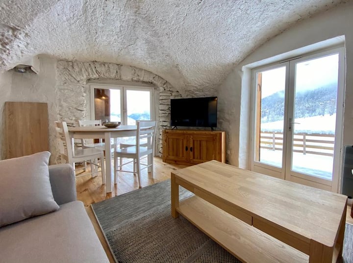 Charmant appartement voûté avec vue montagnes